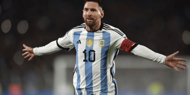 10 Cầu Thủ Vĩ Đại Nhất Lịch Sử: Ronaldo ở vị trí khá bất ngờ 1 Cầu thủ Lionel Messi: Thiên Tài Bất Khả Chiến Bại